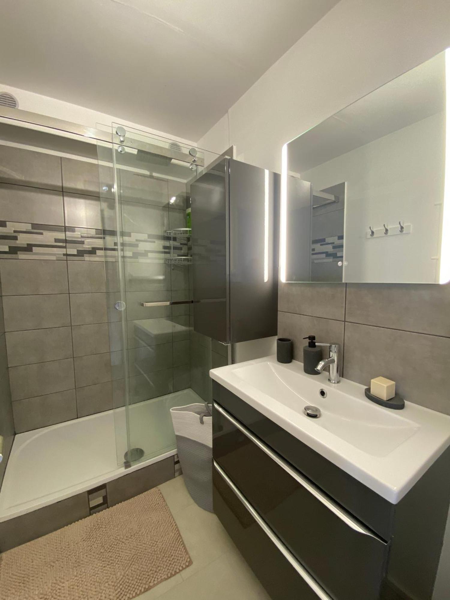 Etablissement 3 Etoiles Avec Ascenseur, 3 Appartements Lumineux Vue Port Avec Balcon, 200M De La Mer, Wifi Fibre, Tous Service Inclus دْييب المظهر الخارجي الصورة